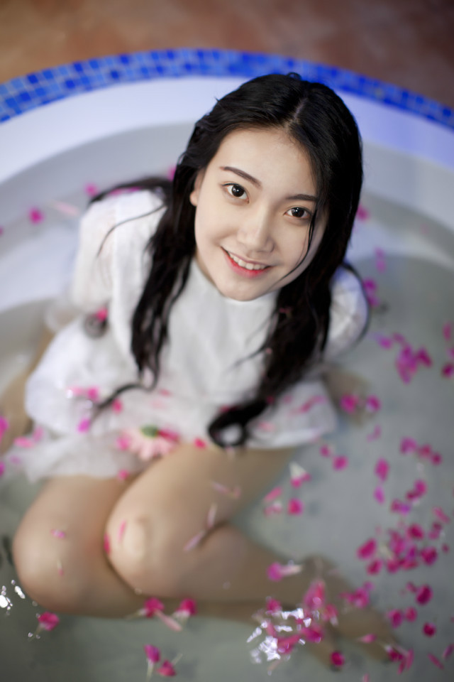 性感大尺度私房照_浴室性感大尺度美女_李彩英大尺度性感镂空装照片