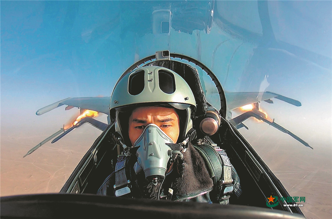 图95轰炸机小游戏_轰炸机轰炸游戏_轰炸机游戏视频