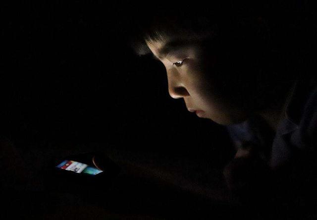 少年玩手机游戏驼背是哪里人_13岁少年玩手机游戏_少年玩手机游戏的危害图片