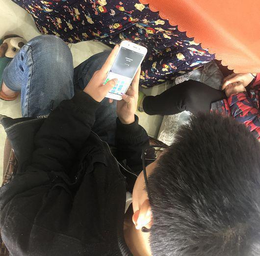 少年玩手机游戏的危害图片_13岁少年玩手机游戏_少年玩手机游戏驼背是哪里人